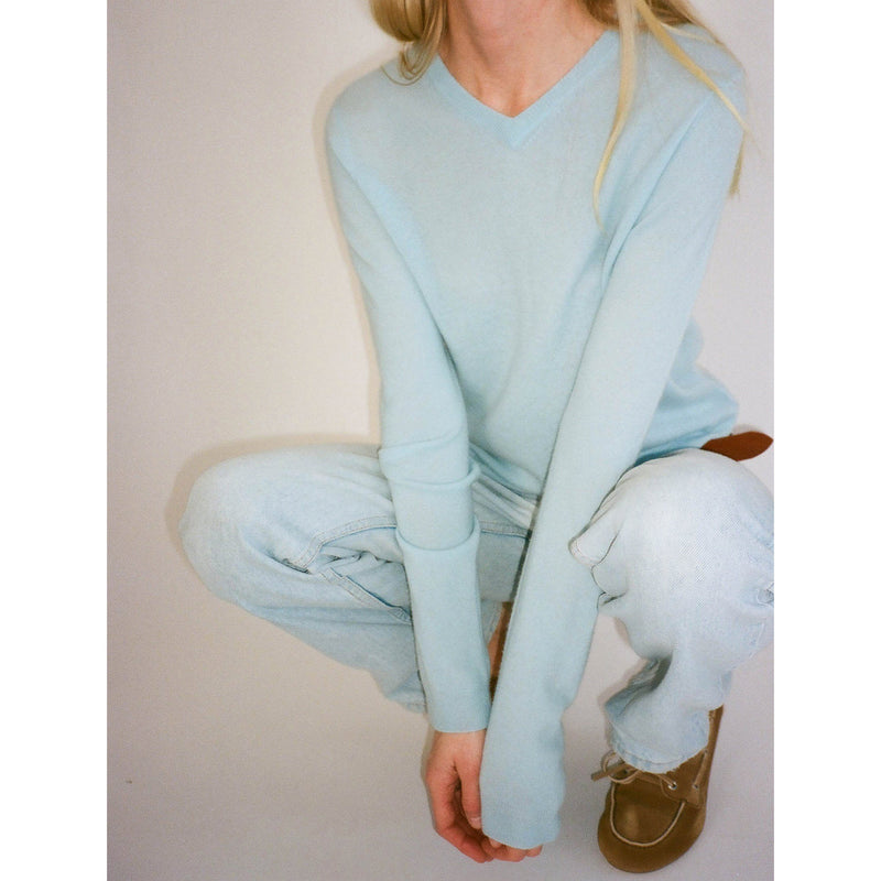 Women's fitted 90's v-neck light blue